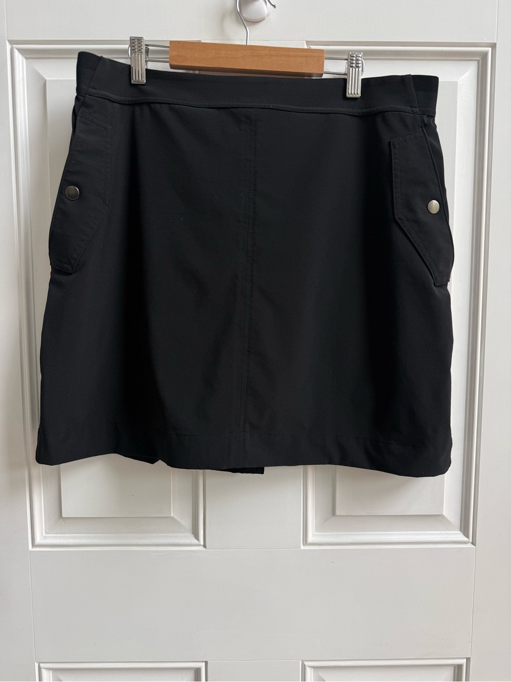 Athleta Trekkie Cargo Hiking Skort Womens Black Utility Skirt Snap Pockets